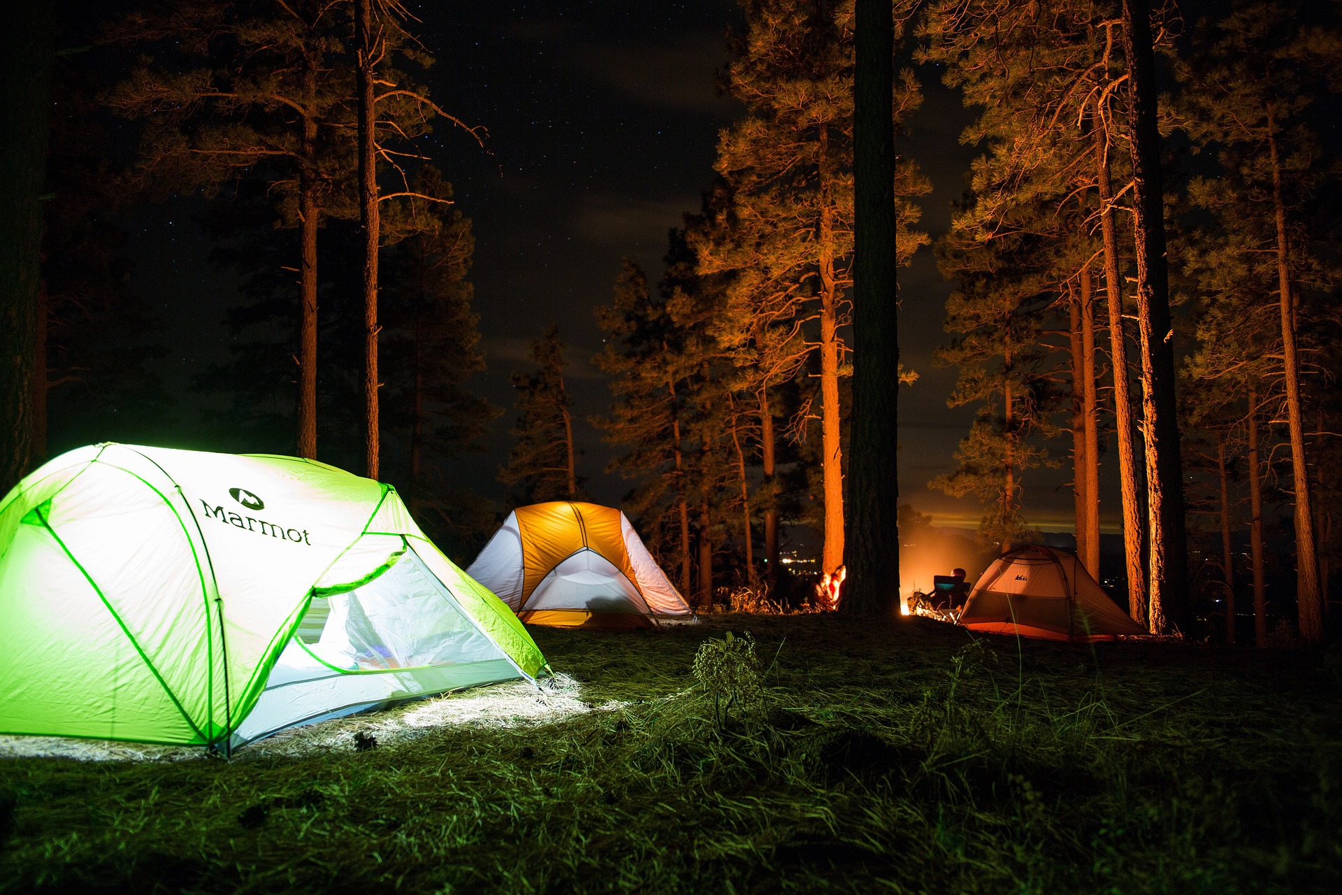 camp-2587926_1920.jpg